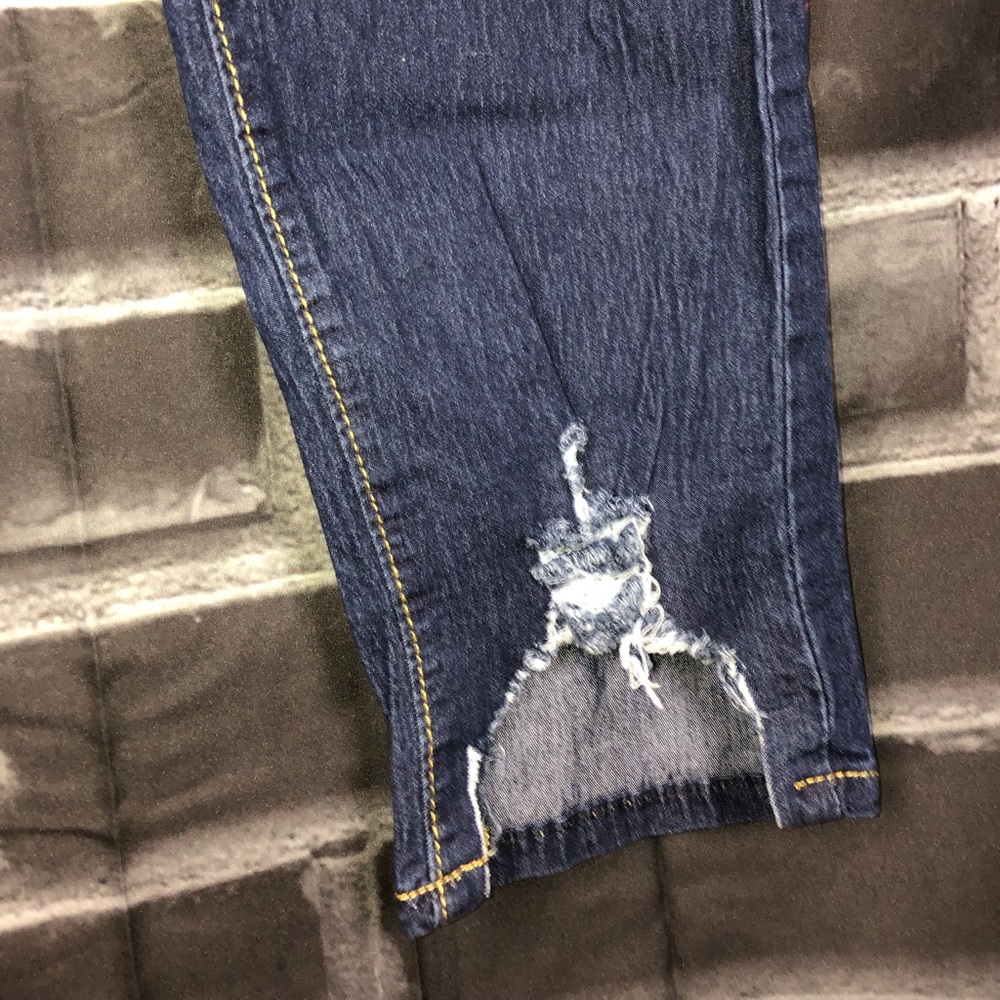 Distressed jeans. - Picture 5 of 5